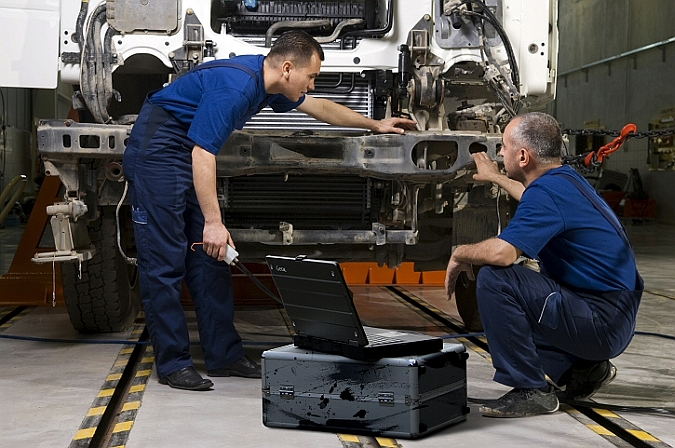 Image of Getac S400 Semi Rugged Notebook in use Image of Getac S400 Semi Rugged Notebook in use